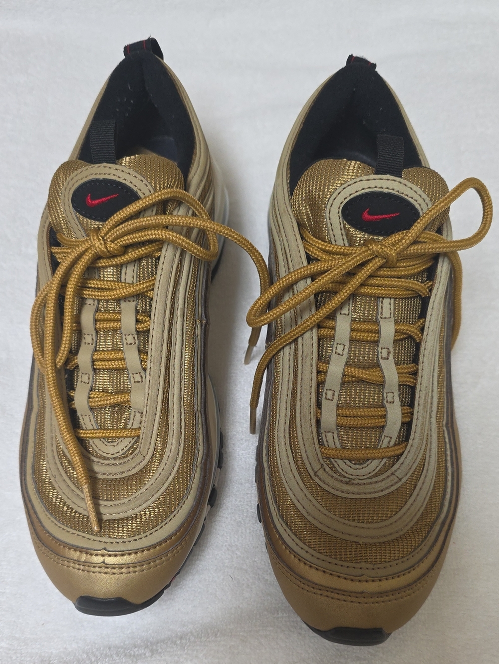 Nike Men’s Gold and Black Running Sneakers Boys U S 7Y Or U S Men's 7